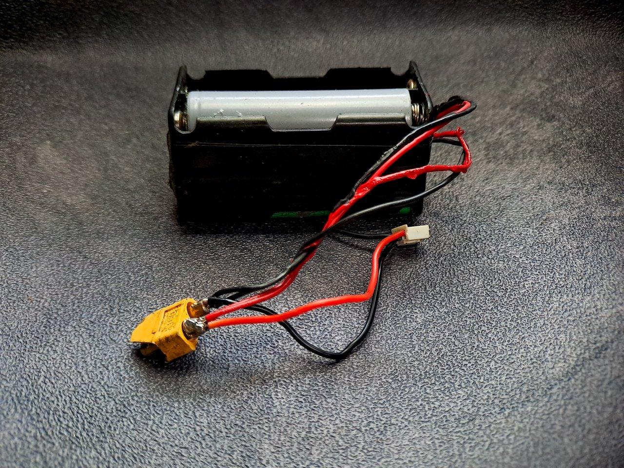 Pack batterie lithium-ion démonté avec cellules 18650 et BMS, montrant l'intérieur d’un pack disassembled.