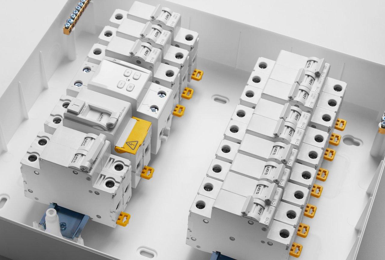 Panneau de disjoncteurs connecté moderne (smart circuit breaker panel) pour une gestion électrique sécurisée en petit chantier.