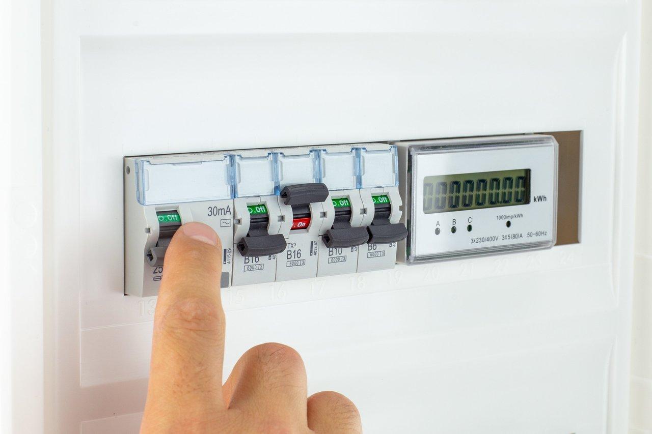 Panneau électrique moderne avec dispositifs de protection conformes à la norme NF C 15-100-X, garantissant la sécurité électrique.