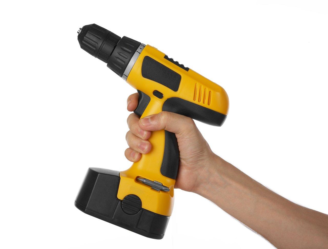 Perceuse visseuse DeWalt FLEXVOLT avec batterie cordless drill battery en utilisation intensive sur chantier.