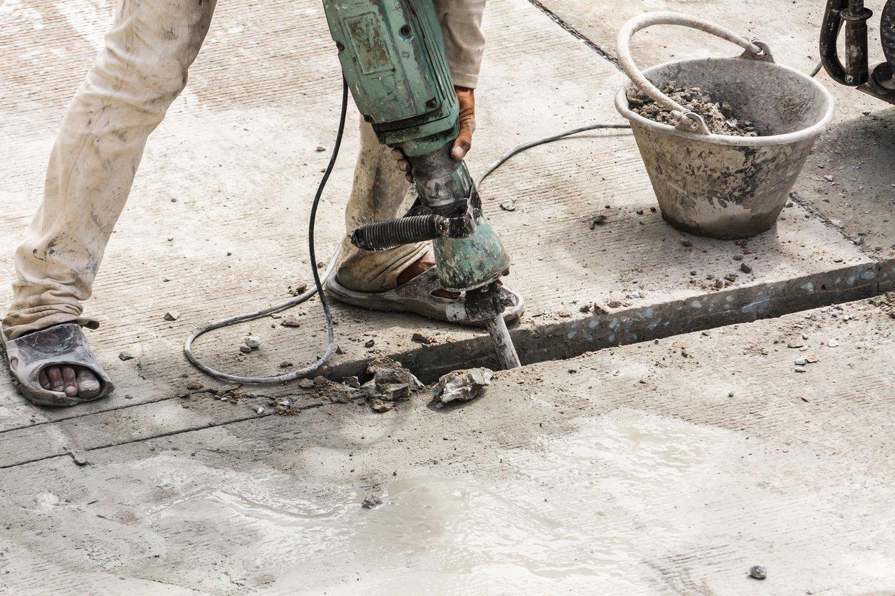 Perforateur SDS en action avec un foret à pastille carbure pour percer un mur en béton proprement.