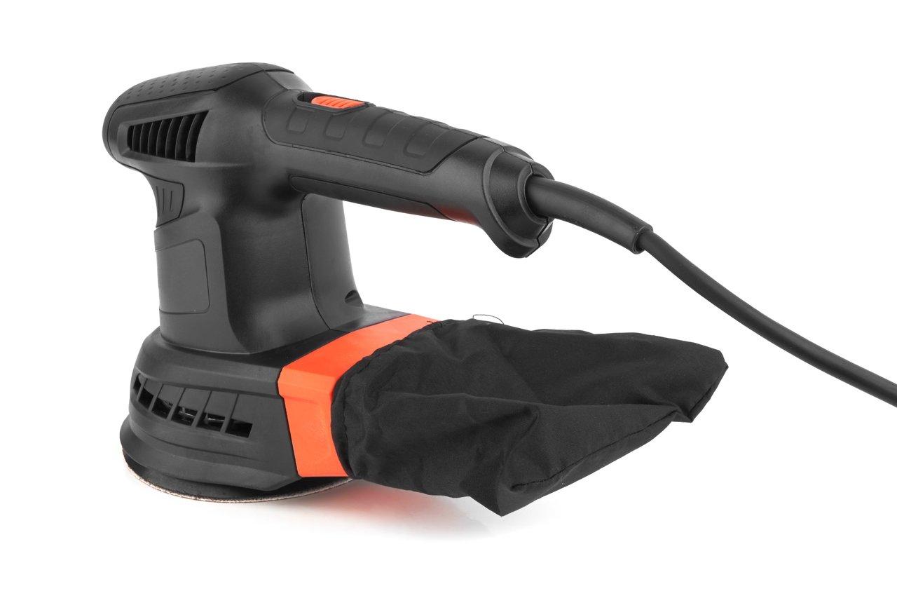 Ponçeuse électrique outdoor humide équipée d’un système d’aspiration pour un ponçage sécurisé du bois en extérieur humide.