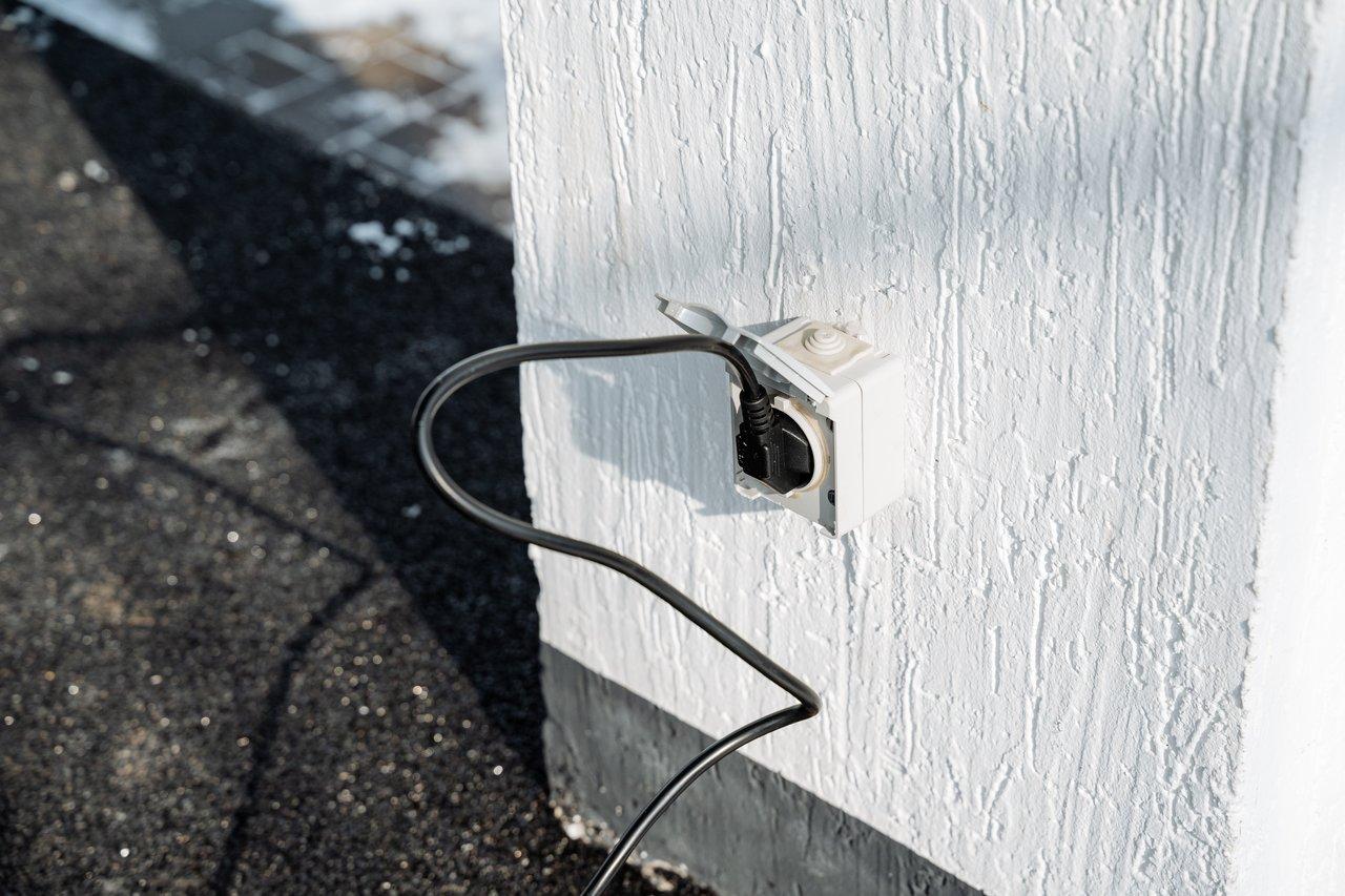 Prise électrique étanche extérieure avec clapet de protection, idéale pour sécuriser vos branchements en plein air.