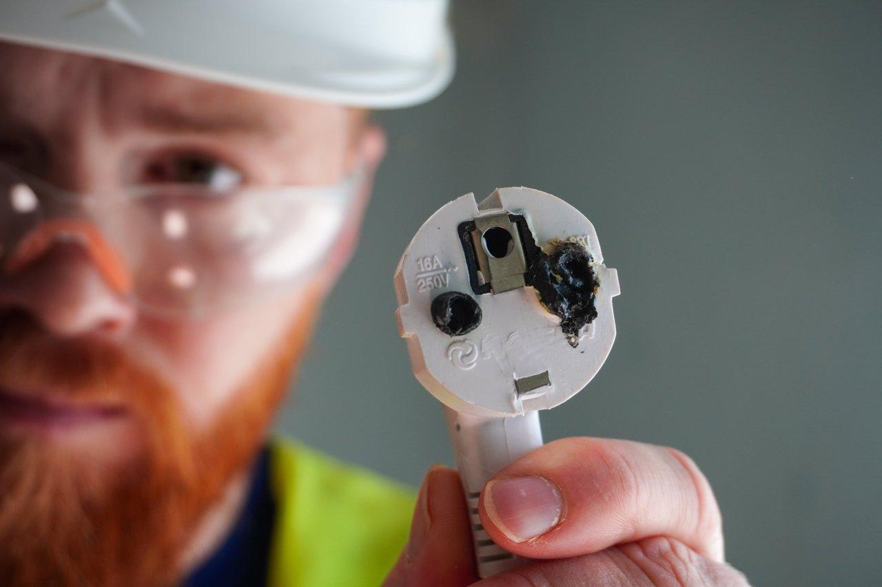 Professionnel de la sécurité inspectant une installation électrique temporaire pour garantir la conformité aux nouvelles réglementations européennes de 2026.