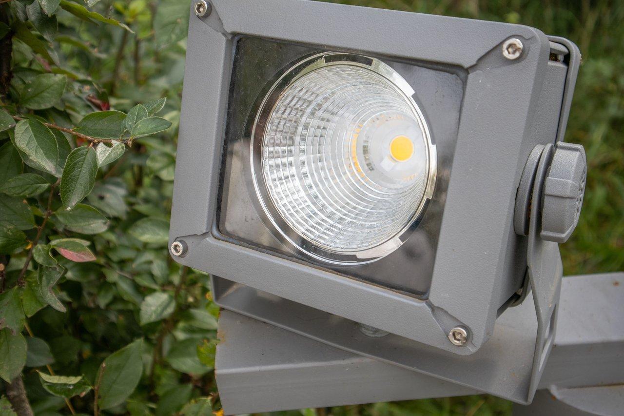 Projecteur LED en fonctionnement sur chantier, offrant un éclairage puissant avec peu de dégagement thermique.