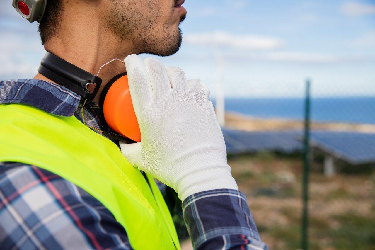 Protection auditive pour électricien sur chantier : casque antibruit et bouchons pour prévenir la perte d'audition.