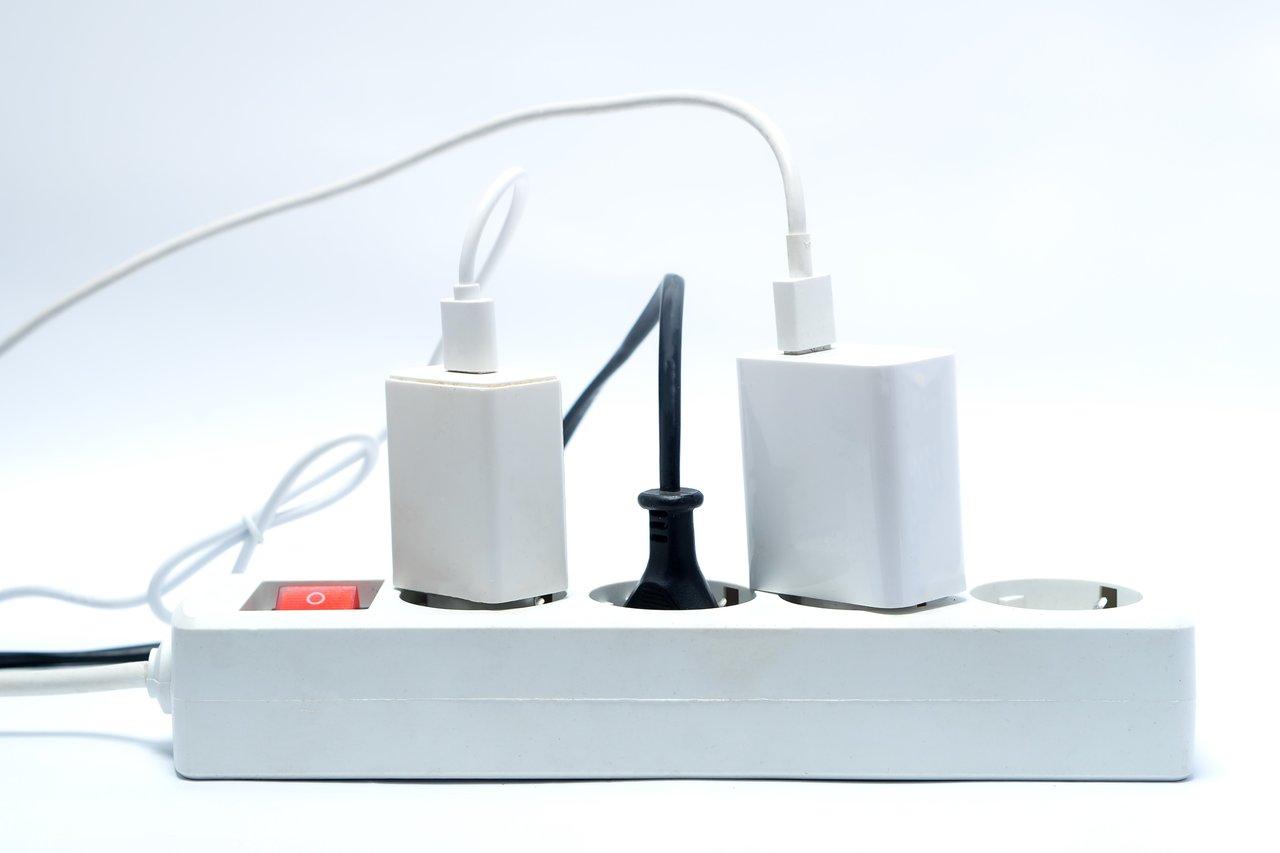 Rallonge multiprise rotative USB avec protection contre la surtension, idéale pour sécuriser vos appareils.