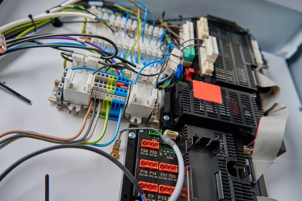 Schéma de câblage électrique illustrant la segmentation des circuits dans un grand chalet avec disjoncteurs divisionnaires.