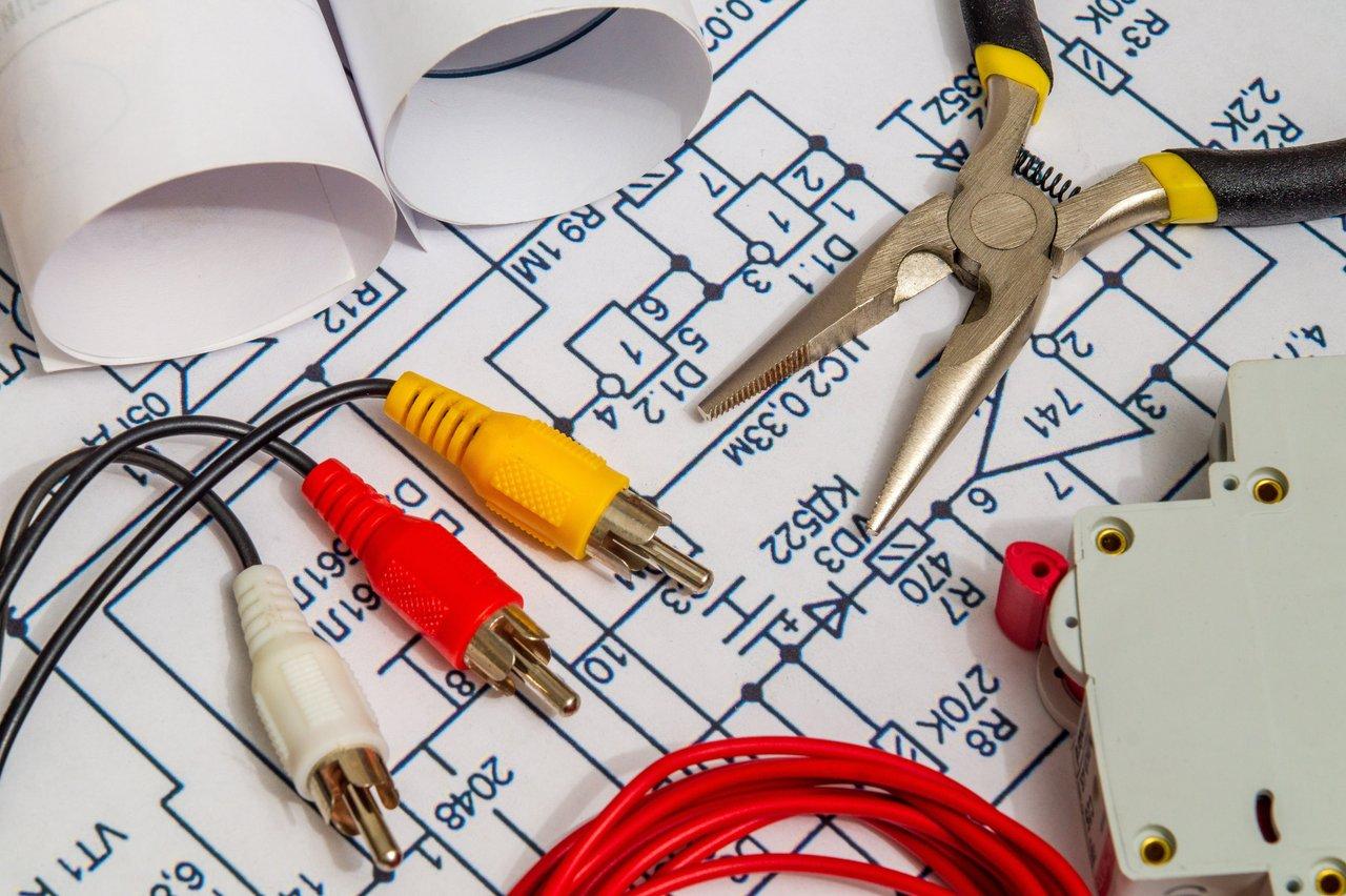 Schéma de câblage typique d’un détecteur de fumée interconnecté, avec légendes des fils d’alimentation et d’interconnexion.