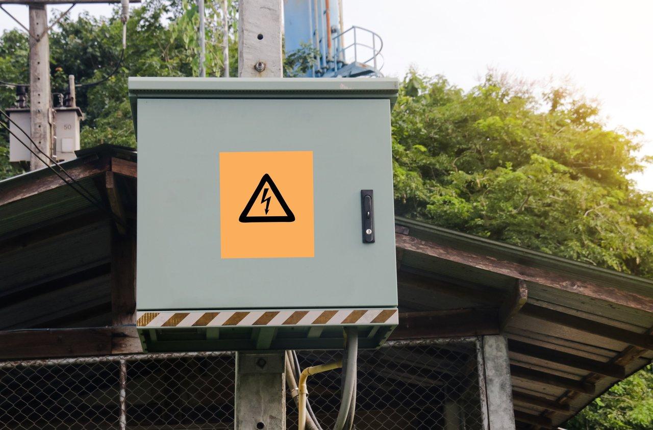Schéma illustrant les dispositifs de sécurité essentiels sur un circuit électrique extérieur, comme DDR, mise à la terre et parafoudre.