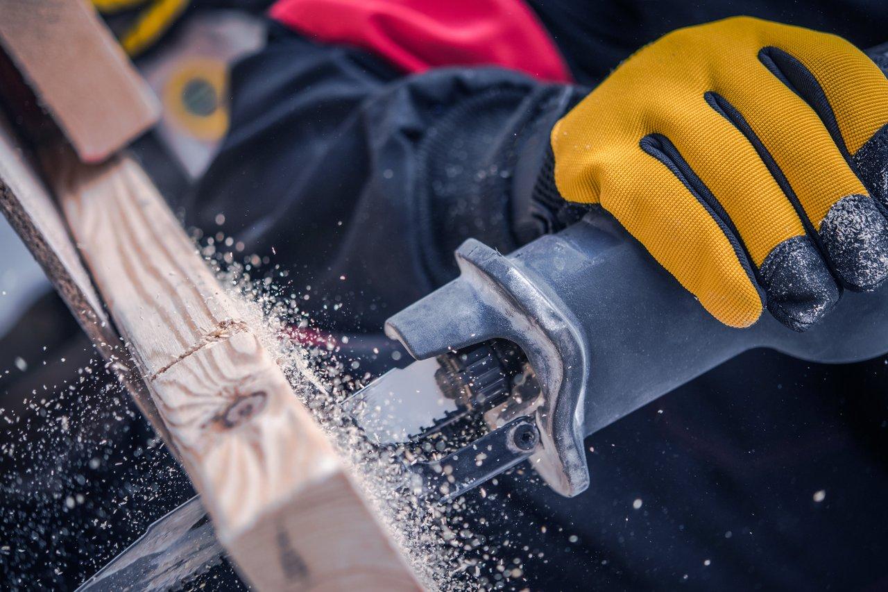 Scie sabre électrique en action sur un chantier, équipée de différentes lames pour travaux lourds.