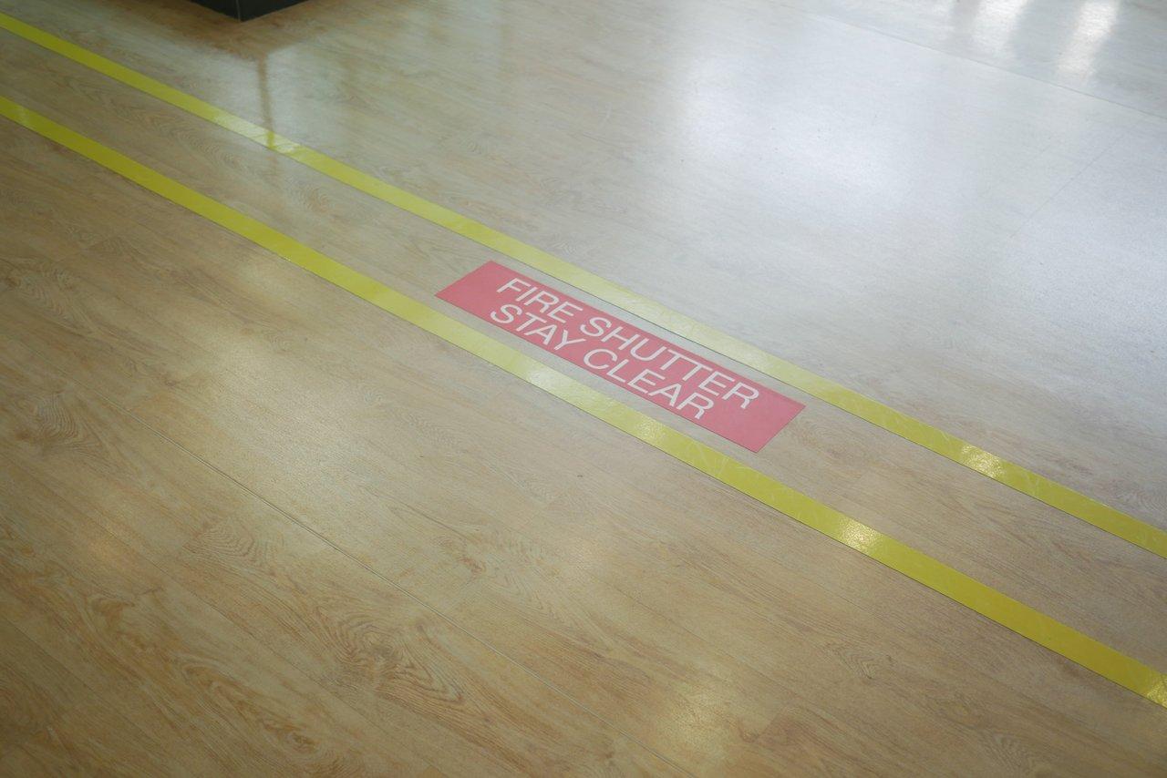 Signage de sécurité incendie sur un chantier électrique : plan d’évacuation et système d’extinction visibles.