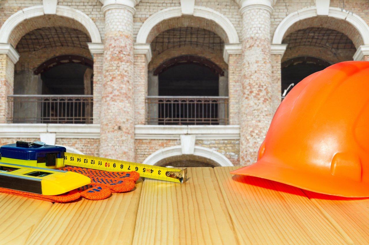 Site de construction propre et sécurisé, avec équipements de secours visibles et zones de circulation protégées pour la sécurité.