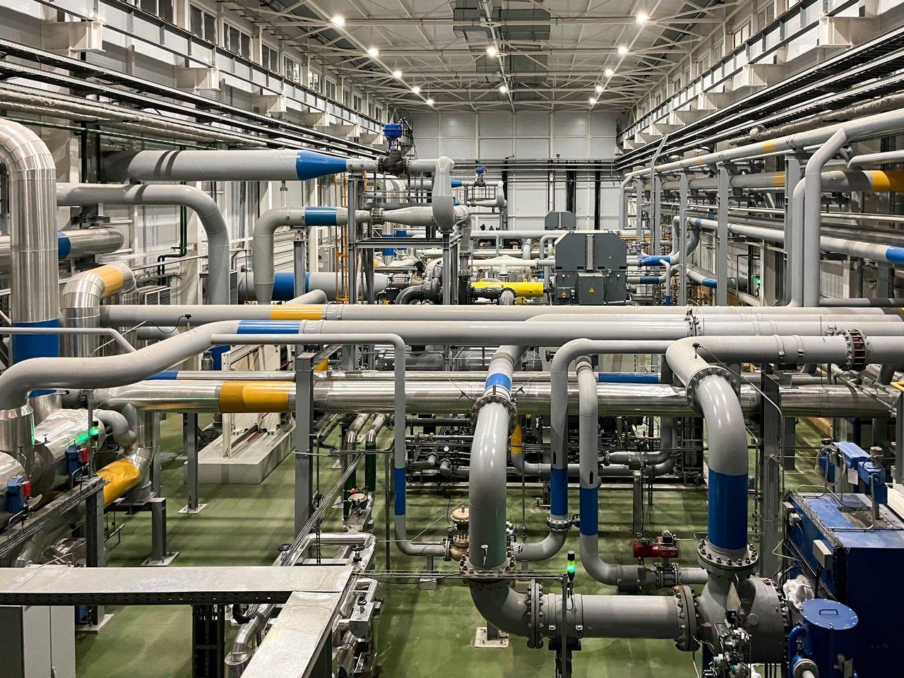 Site de stockage d'hydrogène vert pour petits chantiers, avec compresseurs industriels et pipelines automatisés.