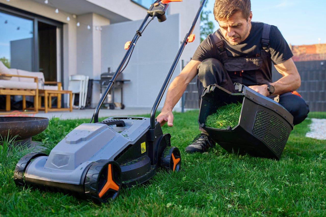 Stockage sécurisé d'une tondeuse électrique pour l'hiver dans un abri protégé du froid, favorisant sa longévité.