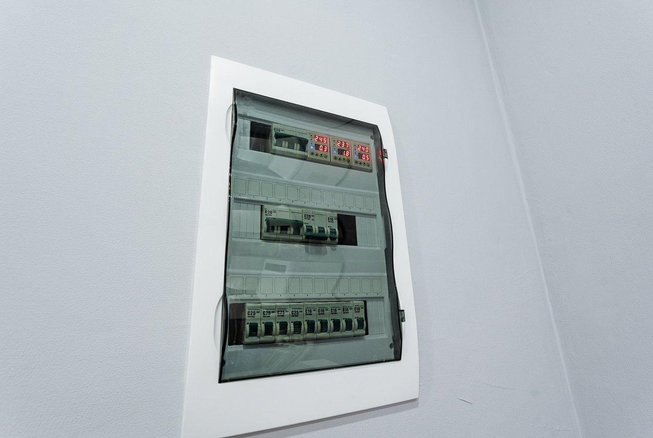 Tableau électrique moderne avec disjoncteurs différentiels intégrés et câblage soigné pour la mise aux normes électriques.