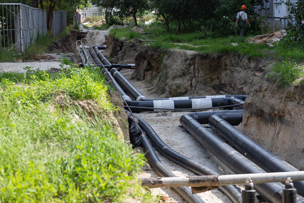 Technicien en detection de câbles enterrés utilisant le détecteur RD8200 sur un chantier urbain dense en réseaux souterrains.