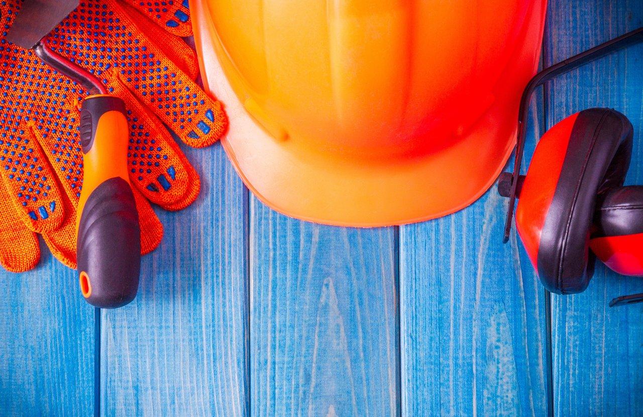 Technicien en intervention électrique équipé d’équipements de sécurité pour le travail sous tension, sur un chantier électrique.