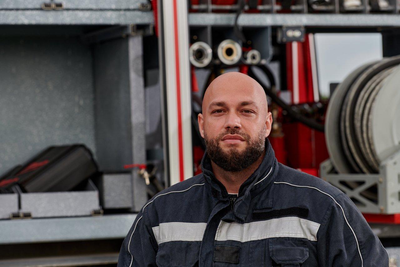 Technicien surveillant à distance les systèmes de sécurité incendie via une plateforme digitale pour une protection optimale.