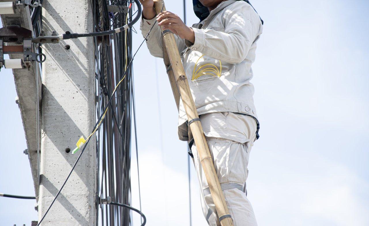 Technicien utilisant une perche isolante pour un sauvetage électrique en toute sécurité.