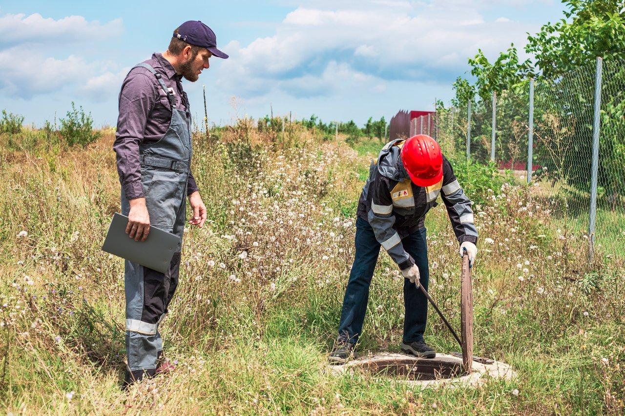 Techniciens en chantier utilisant la solution MP Cocoon pour la dépollution des sols lors d'une opération d'inspection.