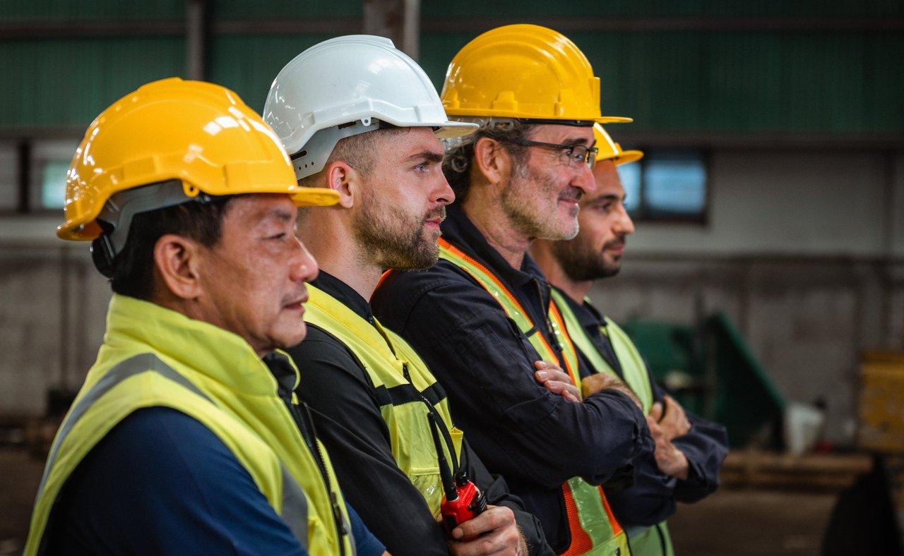 Techniciens en construction portant des respirateurs P3 ventilés pour une protection optimale contre les poussières fines.
