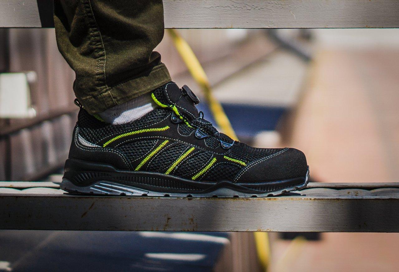 Témoin d’usure intégré dans une chaussure de sécurité, illustrant le safety shoe wear indicator pour semelles anti-perforation.