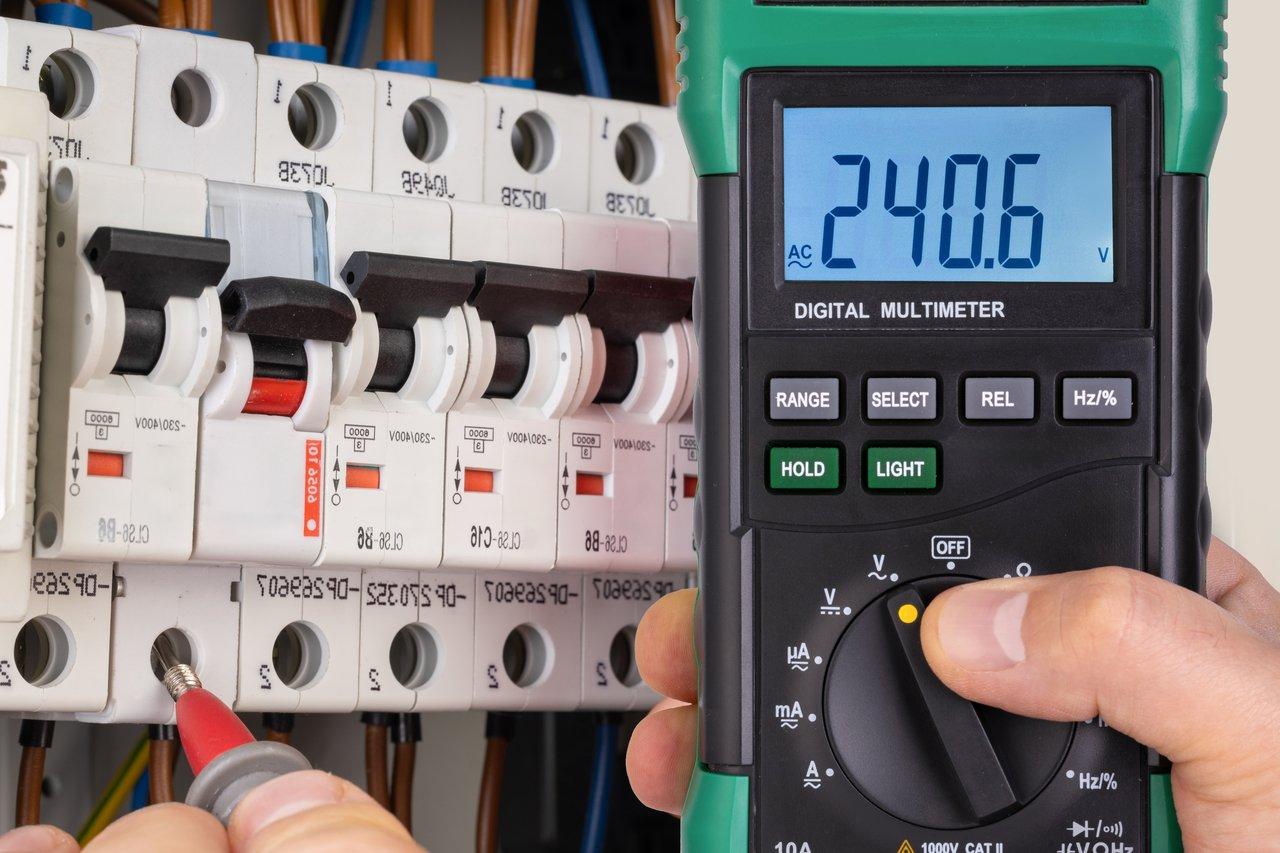 Testeur de disjoncteurs professionnel en intervention pour garantir la sécurité électrique du tableau.