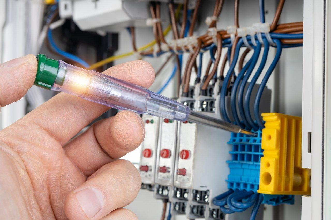 Testeur de tension sans contact sécurisé pour une inspection électrique fiable sur chantier.
