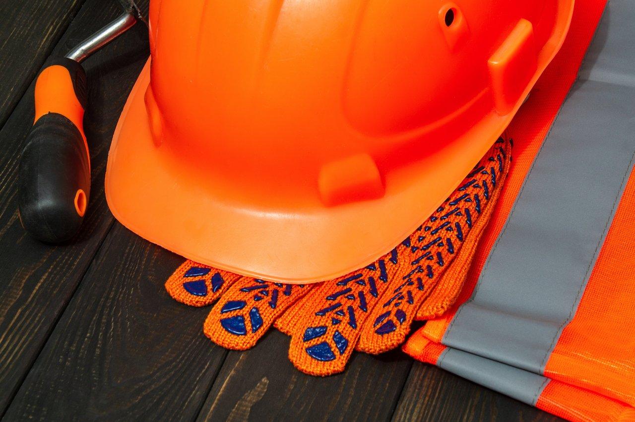 Travailleurs de chantier en vêtements légers et équipements de sécurité adaptés à la chaleur pour une protection optimale lors des fortes températures.