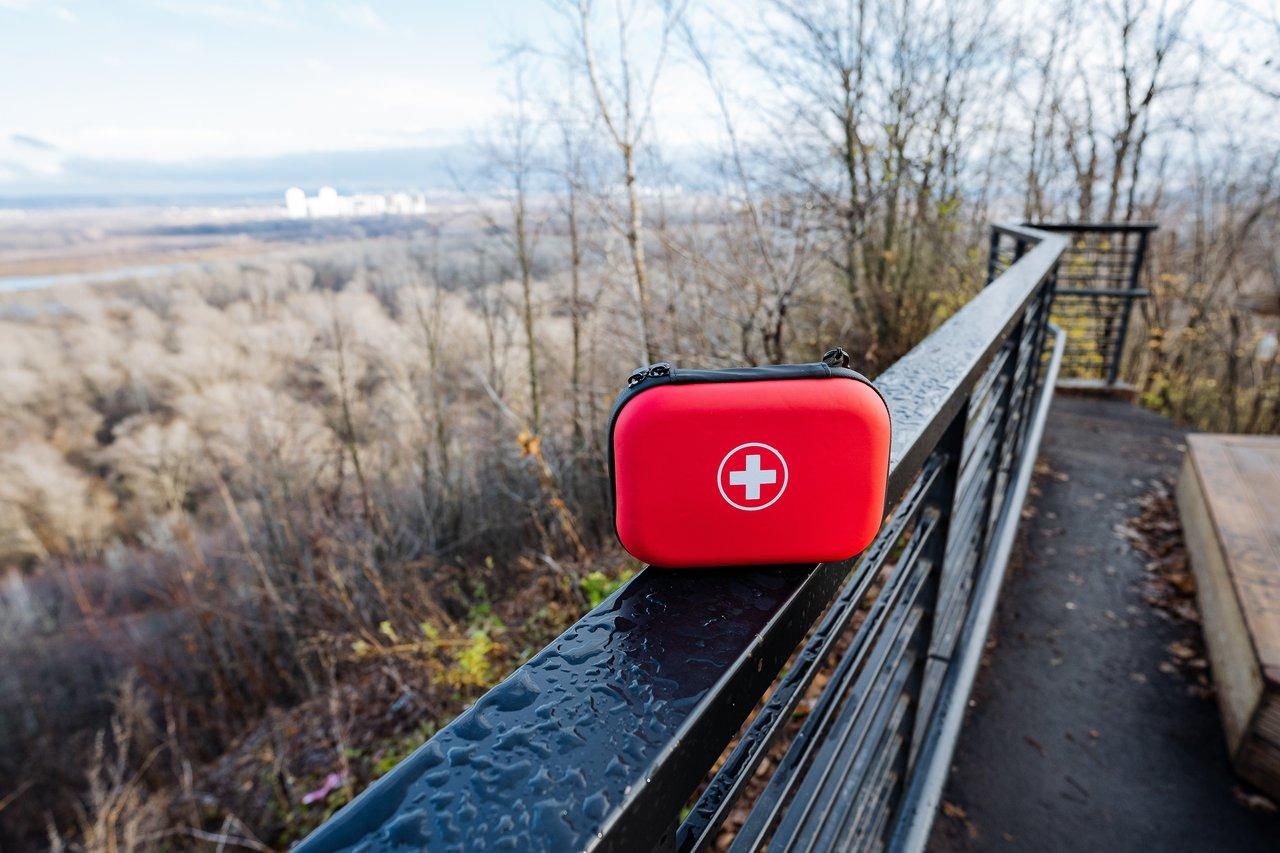 Trousse de secours compacte pour électricien mobile, contenant tous les accessoires essentiels pour une intervention rapide.