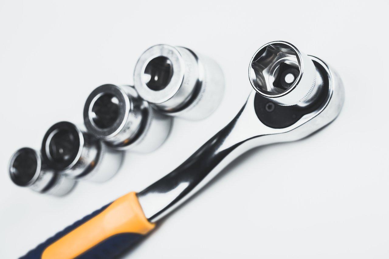 Un ensemble d’impact socket wrench set complet avec rallonges et manche à cliquet pour travaux mécaniques.