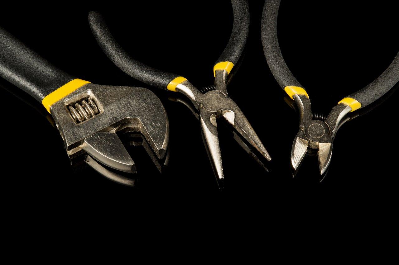 Un ensemble d’outils professionnels, dont des pinces multiprises ajustables pour la maintenance en chantier.