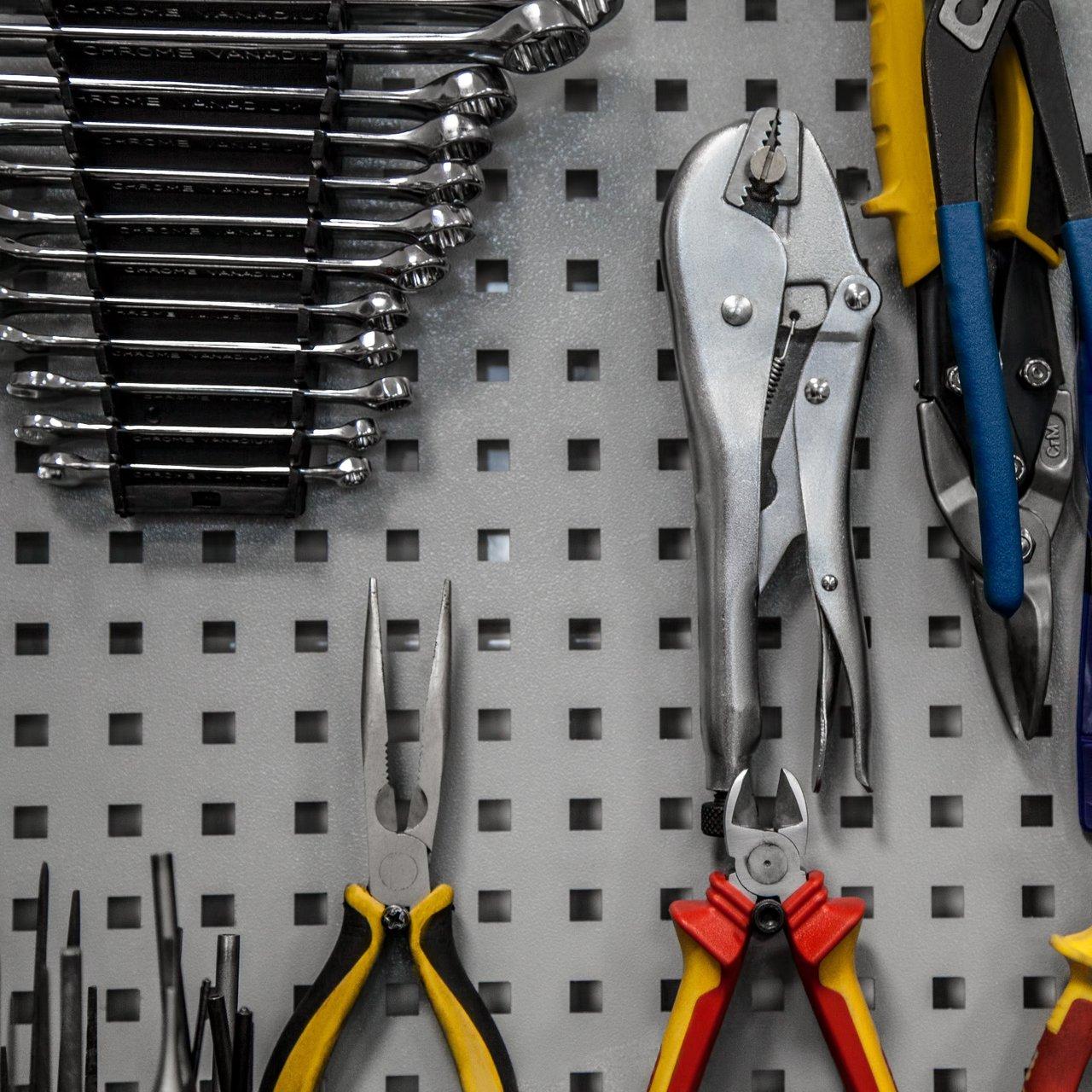 Un espace de rangement organisé pour outils électroportatifs et batteries, garantissant leur sécurité et leur performance.