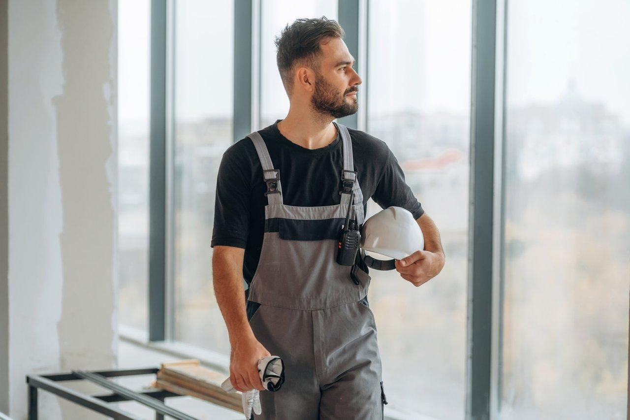 Un ouvrier en chantier portant un exosquelette passif pour améliorer la sécurité et prévenir les TMS.