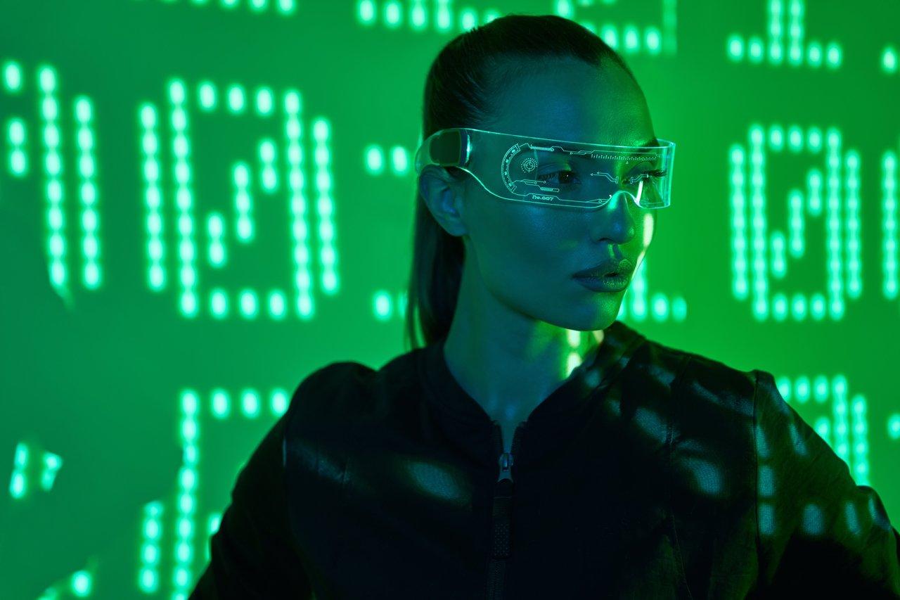 Une femme confiante porte des lunettes innovantes intégrant la technologie eyewear innovante lors du salon SILMO Paris 2025.