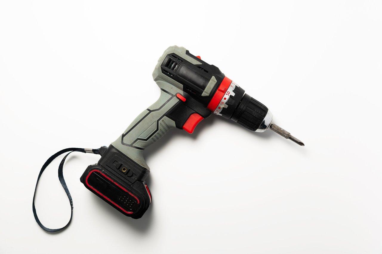 Une visseuse sans fil pour plaques de plâtre double épaisseur, idéale pour un chantier professionnel.