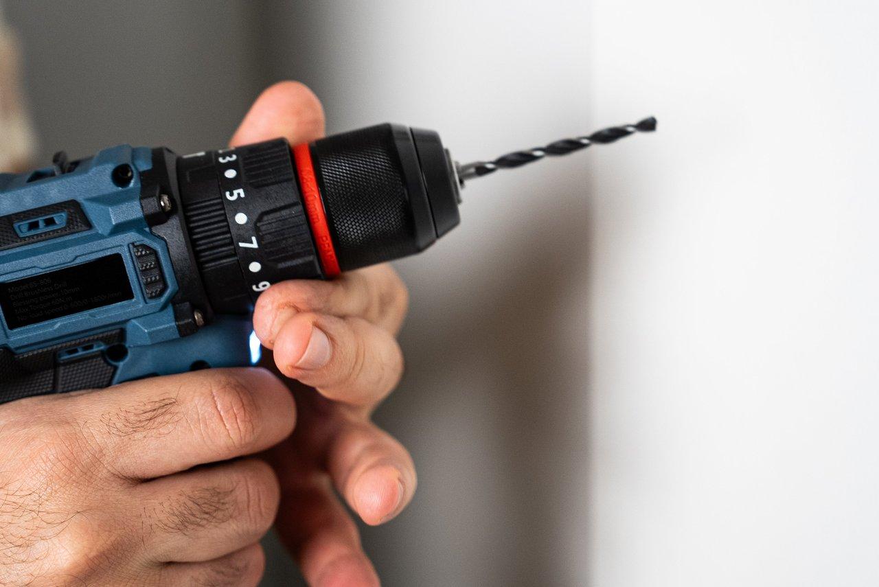 Viseuse endurcie avec butée de profondeur réglable pour une pose précise de plaques de plâtre.