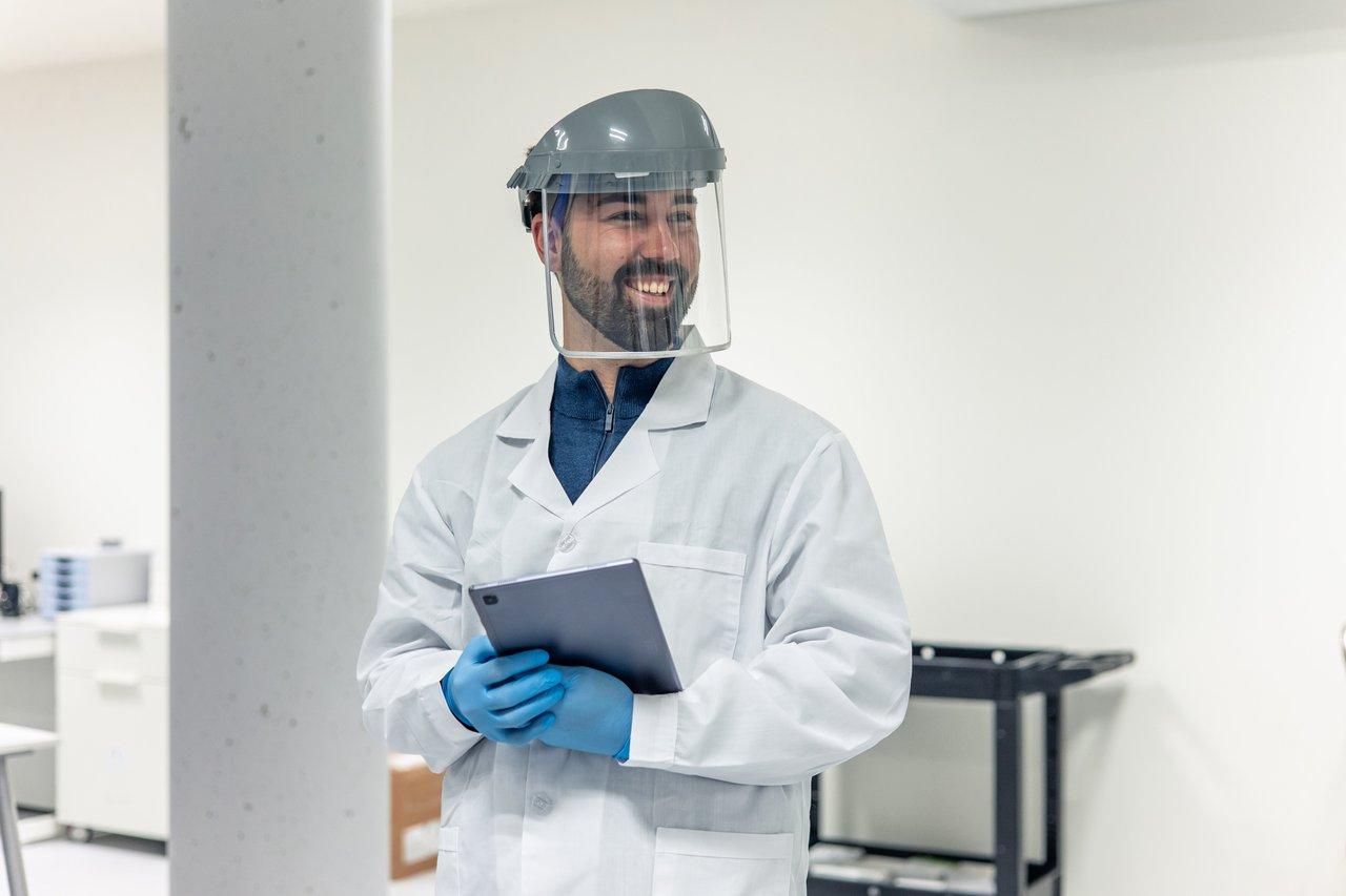 Visière de protection labellisée CE et ANSI, symbole de safety face shield certification sur le chantier.