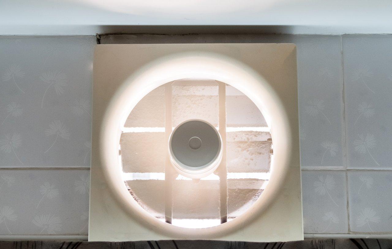 Vue rapprochée du minuteur mural sur un ventilateur d’extraction, illustrant la technologie moderne pour une meilleure ventilation.