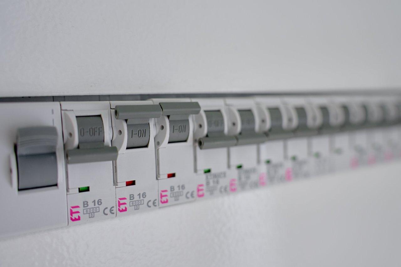 Vue rapprochée d’un tableau électrique avec disjoncteurs, essentiel pour dépanner un electrical breaker panel en toute sécurité.