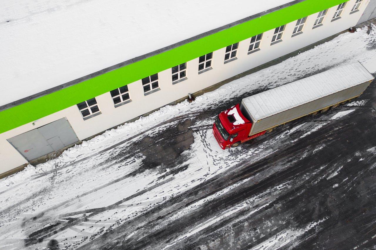 Zone de chargement extérieure sécurisée en hiver avec revêtements antidérapants pour une winter loading dock safety optimale.